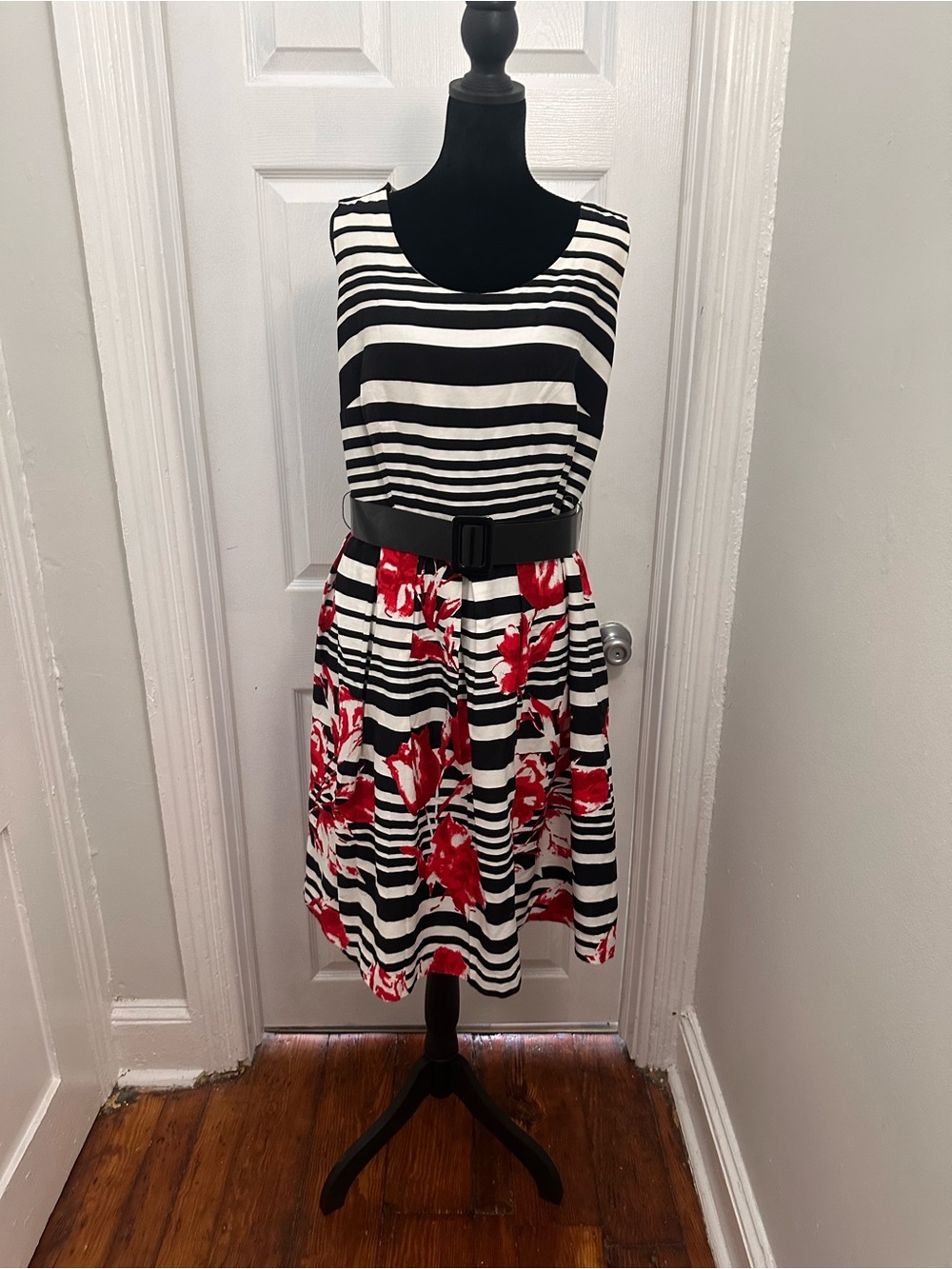 Jessica Howard Black & White Striped Dress with Red Floral Accents Fully Lined